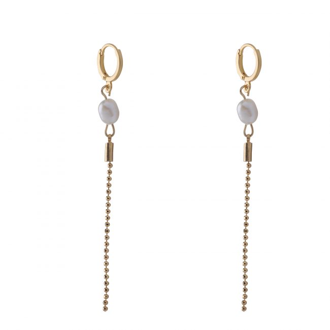 Crazy earrings from the "La Bella Vita" collection. Long and delicate earrings made of metal in 24 carat gold plating or in matte silver plating with the addition of a pearl. A refined and classic design that will give you the final touch to a winning look. The total size of the earrings is about 5 cm.