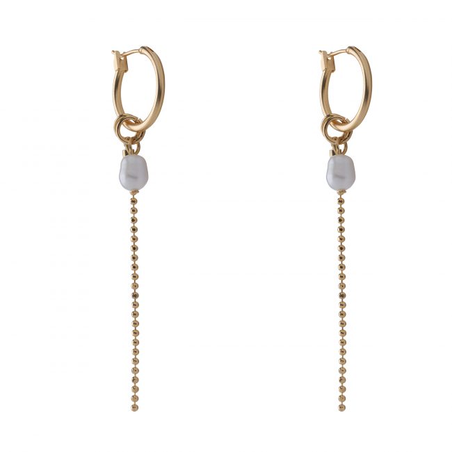 Festive earrings from the "La Bella Vita" collection. Hanging earrings with the addition of a pearl and a long chain, made of 24 karat gold-plated metal or matte silver-plated. Absolutely a feast for the eyes - recommended to be worn for an unforgettable evening. Suitable in combination with other earrings. The total size of the earrings is about 5 cm. Comes in fancy packaging