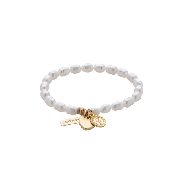 An elegant and flattering bracelet from the Genesis collection. The bracelet is made of high-quality pearls applied to a high-quality silicone wire in combination with a heart pendant and a coin pendant in 24 karat gold plating in a matte tone or in silver plating in a matte tone. A special bracelet with presence, suitable in combination with other bracelets. Easy and comfortable to wear and suitable for all sizes. Comes in an elegant package.