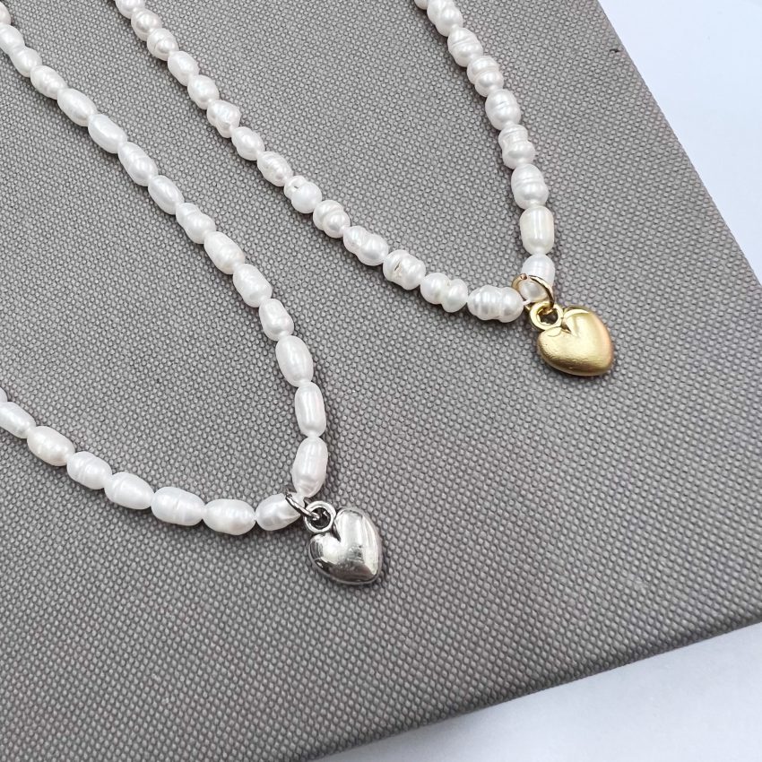 An enchanting pearl necklace in a minimalist design with a heart-shaped charm that will make everyone fall in love. A necklace with an elegant appearance with the small addition that makes a big difference in any look. The length of the necklace is about 20 cm plus about 5 cm extension comes in a fancy package